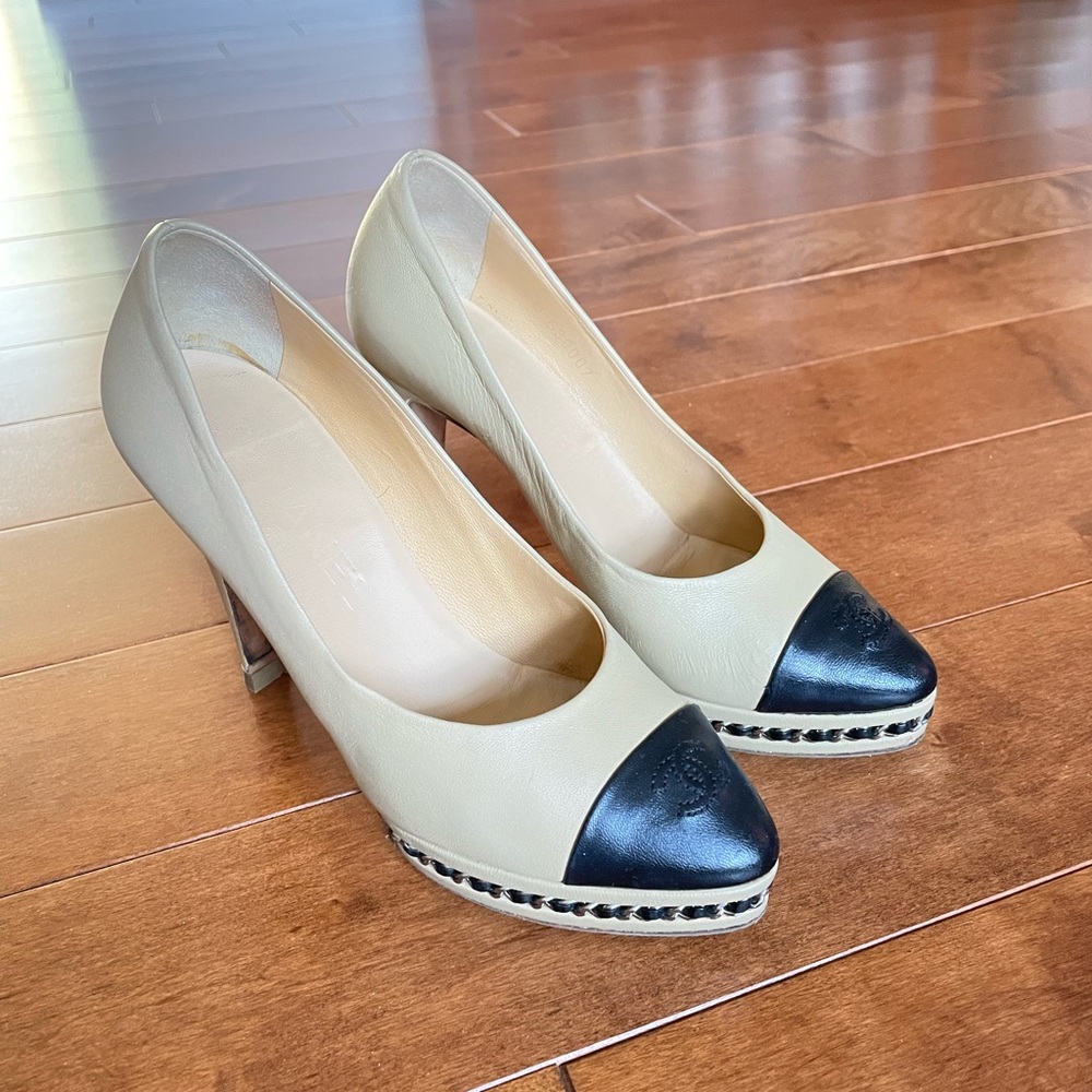 CHANEL Beige and Black Two-Tone Leather Platform Pumps - Picture 2 of 8